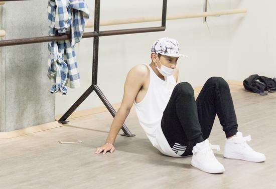 黄子韬与聋哑发小交流,黄子韬和他的聋哑朋友