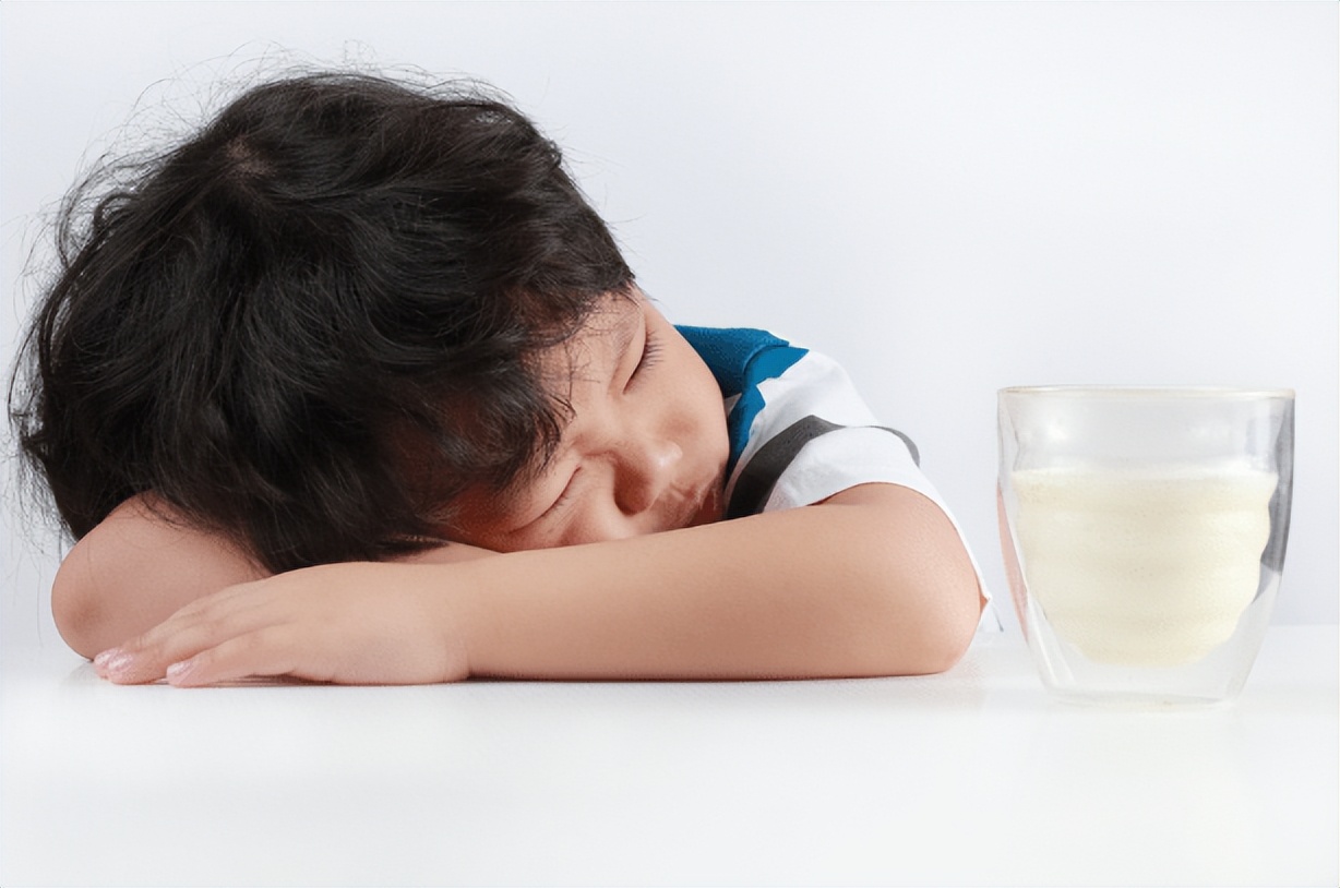 如何区分小孩喝了牛奶没有消化,宝宝喝牛奶肚子咕咕响怎么回事