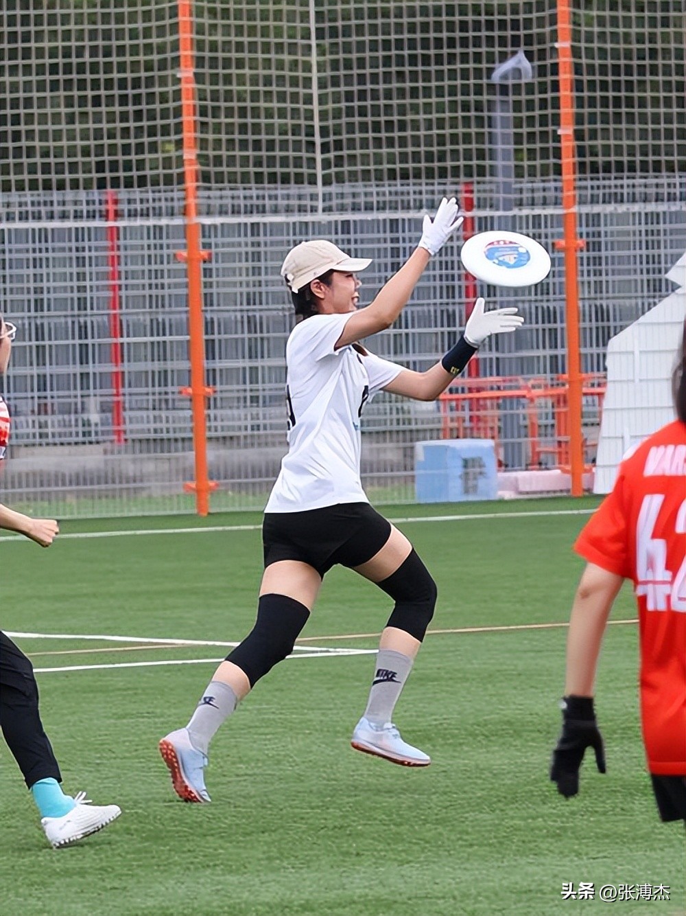 瑜伽裤蜜桃臀，各种搔首弄姿，曾火遍一时的飞盘媛，为何不见了