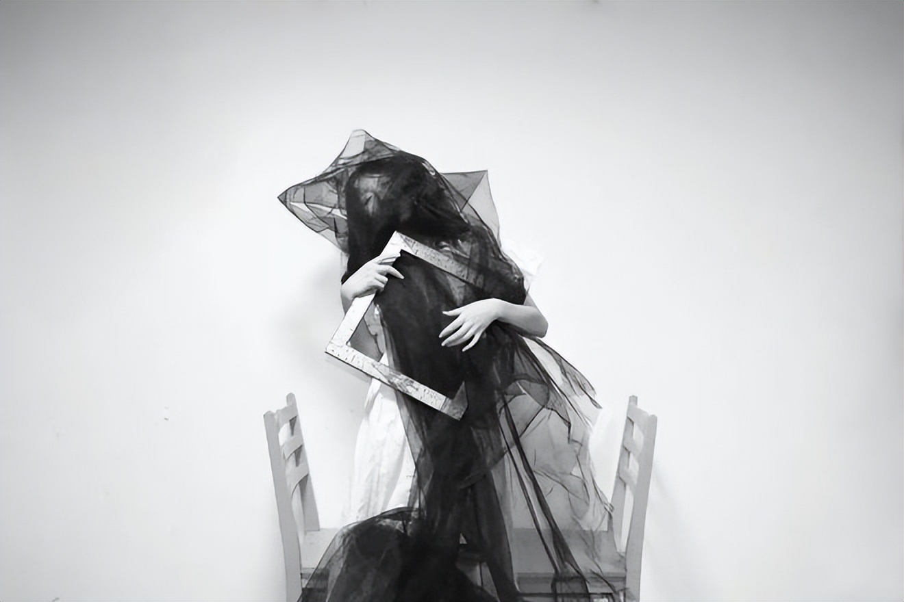 24岁女孩缝出巨型子宫，请人走进去，感受被母体包裹的温柔