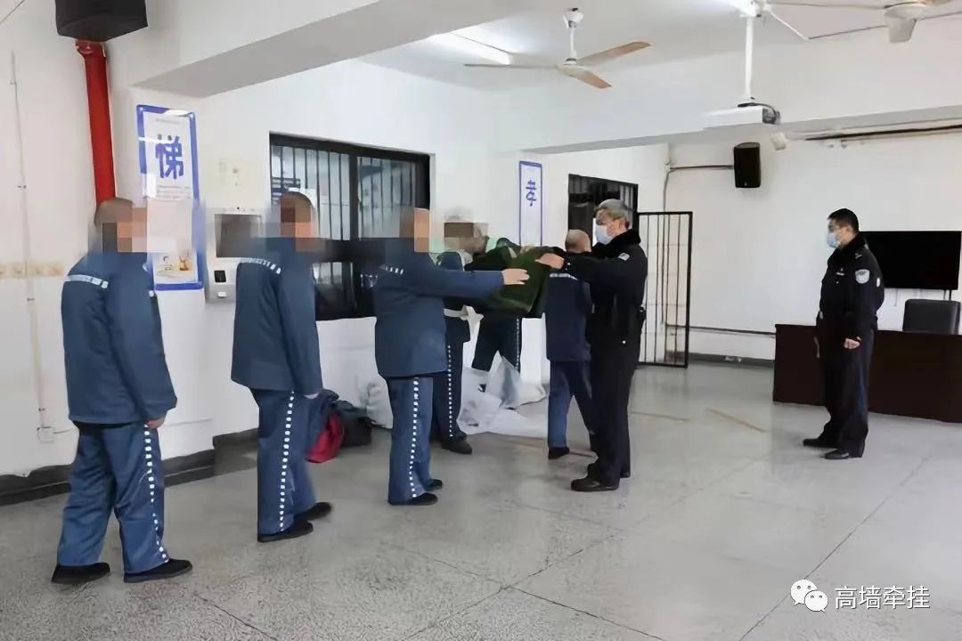 看守所冬天难熬还是夏天难熬,冬天看守所的衣服够暖吗