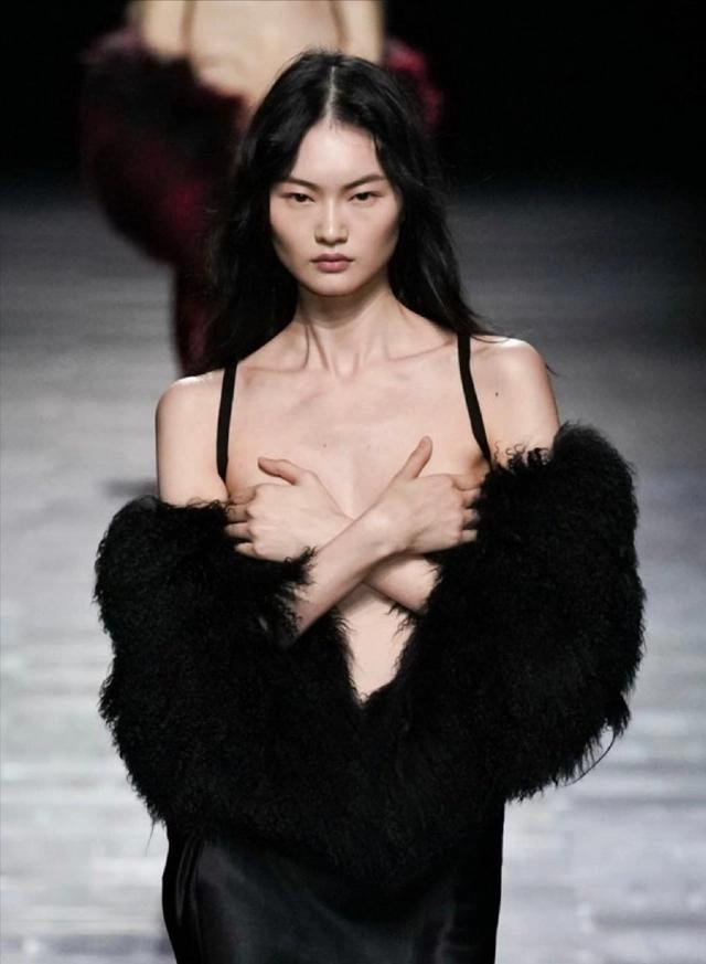 巴黎时装周众星翻车，黄圣依女仆装老态纵横，章子怡奶奶装认不出