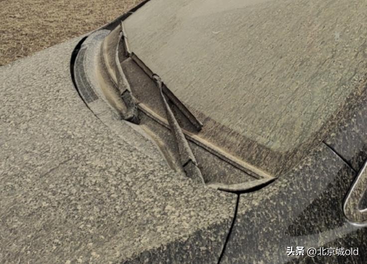 沙尘暴来袭整个城市一片朦胧,沙尘暴昏黄的景象