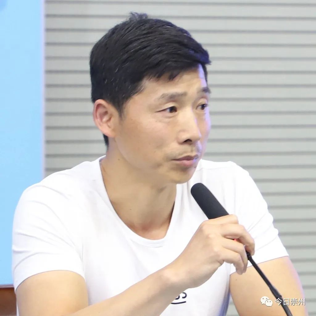 “蓉易见·崇企茶馆”聚焦打造体育强市并开展大运会筹备工作宣讲