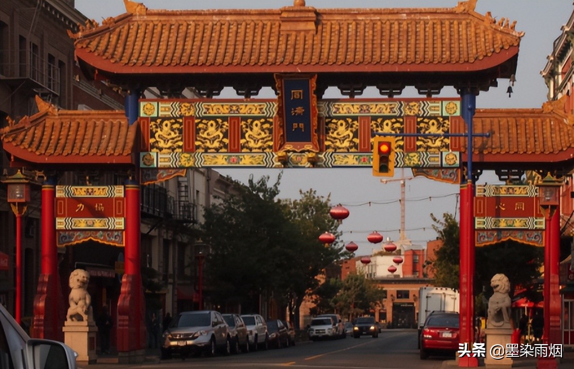 美国小伙把中国美食带回家，父母吃了立马被征服：中国火锅美味