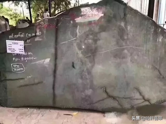 同样是翡翠，为啥带色的翡翠那么贵？尤其是绿色