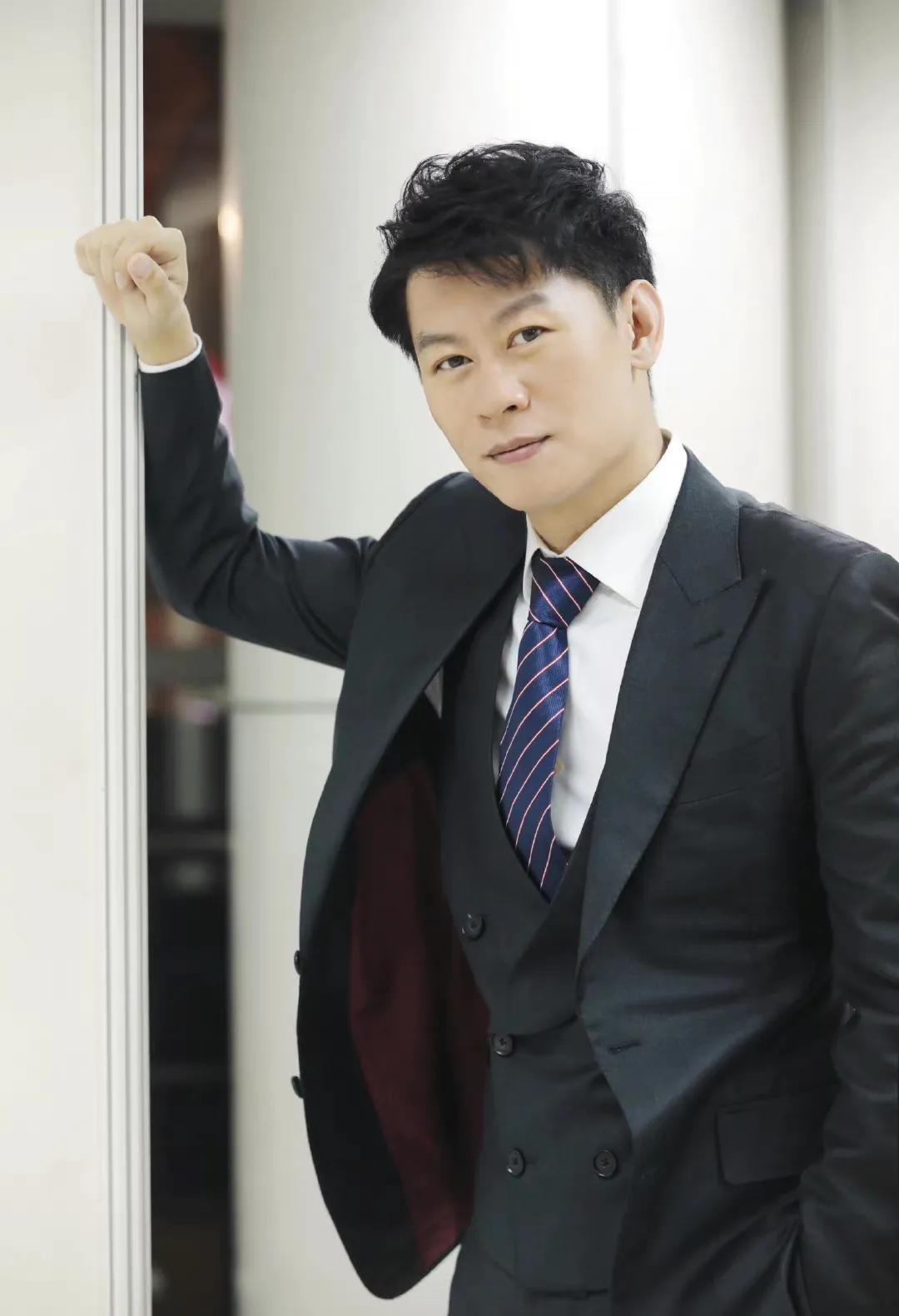 演员李健年轻视频,李健演员帅照