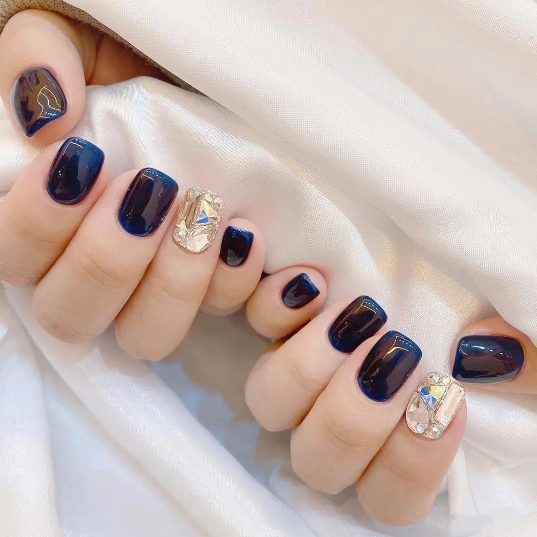 豆沙色美甲显手白吗,雾霾蓝跳色美甲图片显手白