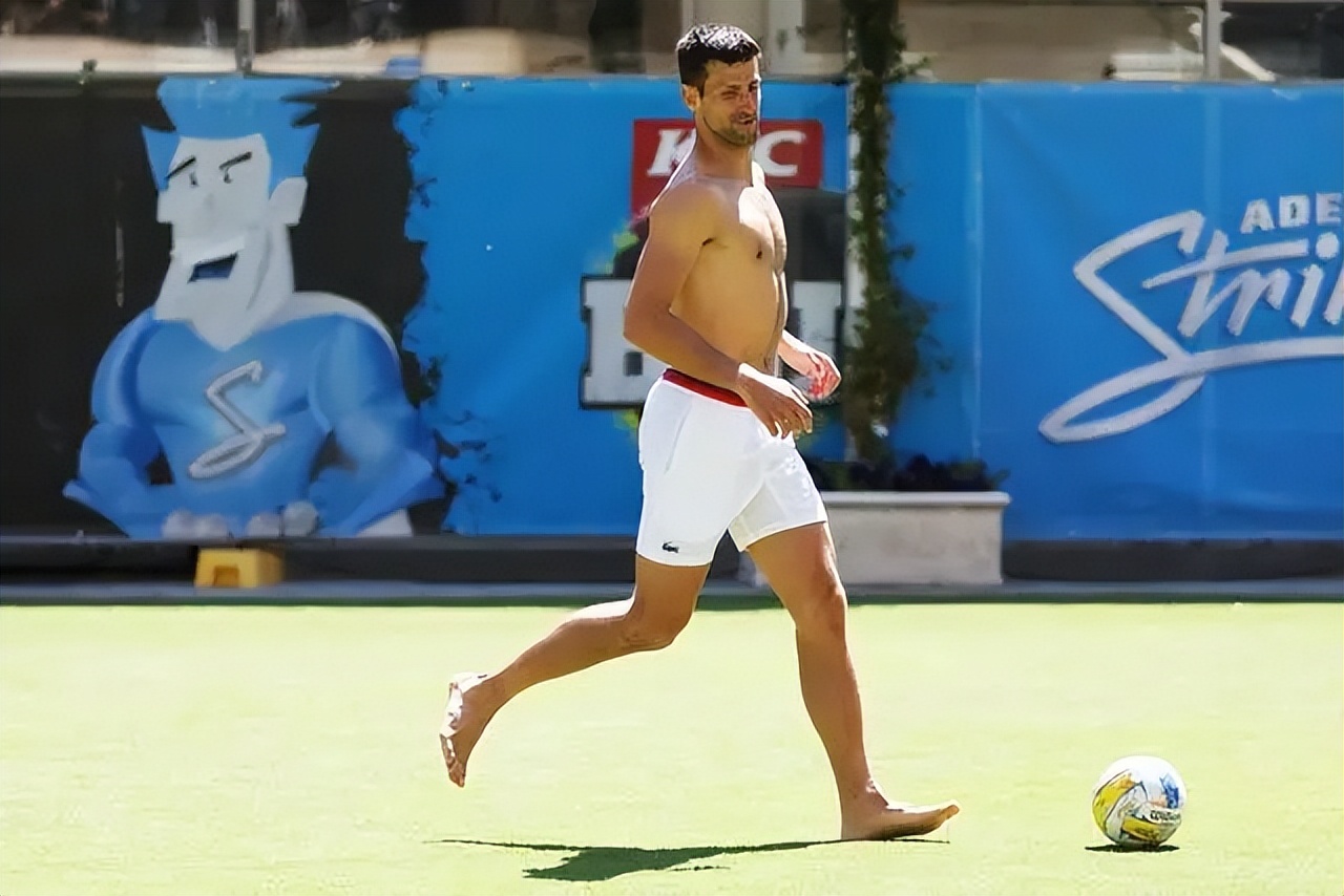 德约现身球场练习,德约帅气背身救球