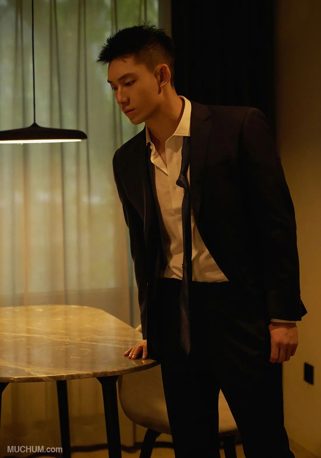 阳刚气十足的正装肌肉帅哥,正装腹肌小哥