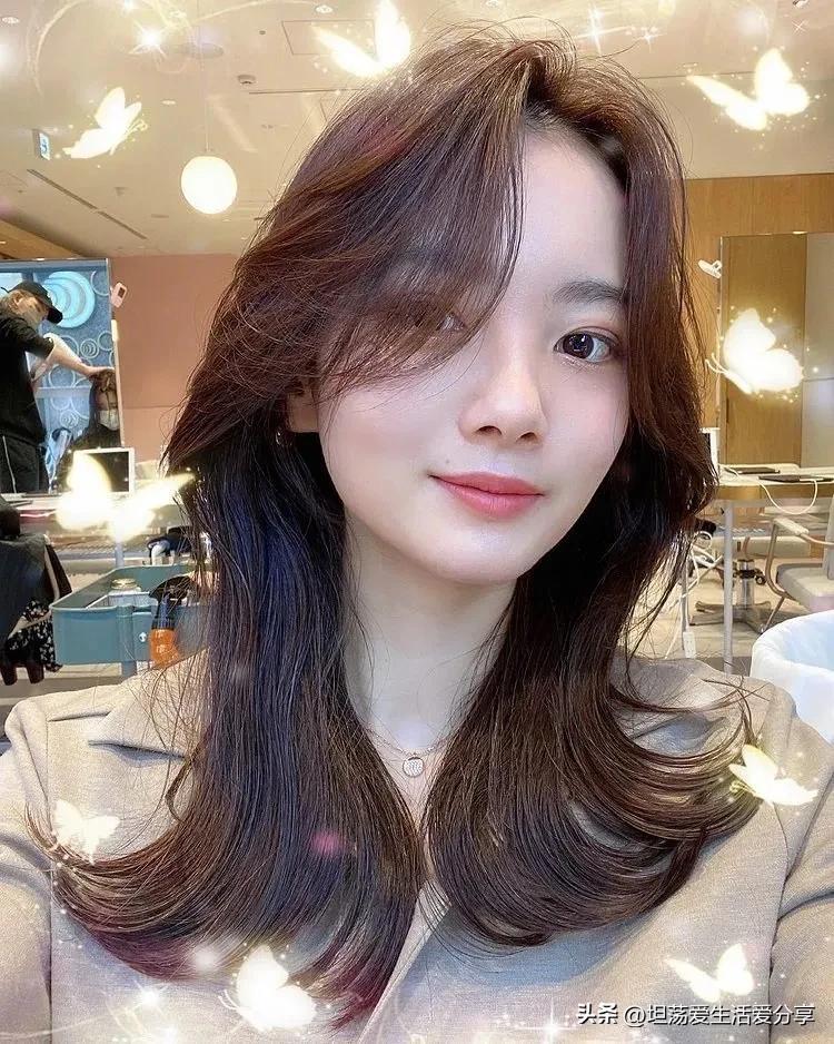 两边翘起来的发型有氛围感,散发发型既简单又俏皮