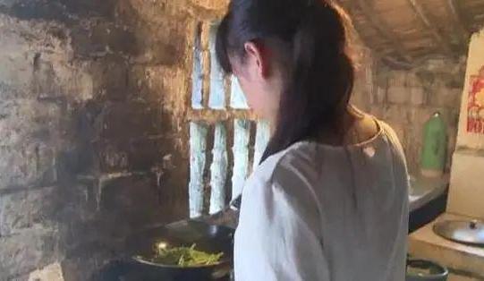 女子趁丈夫睡觉时，在隔壁房间偷情，被发现后和*夫情**将丈夫毒害