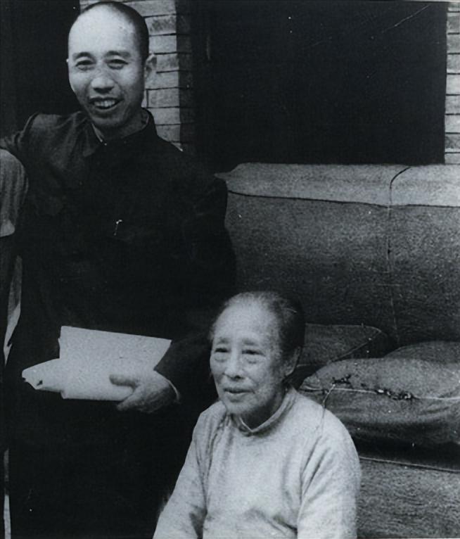 1981年，*承志廖**伸手向*小平邓**要烟，*小平邓**调侃：经常偷我香烟