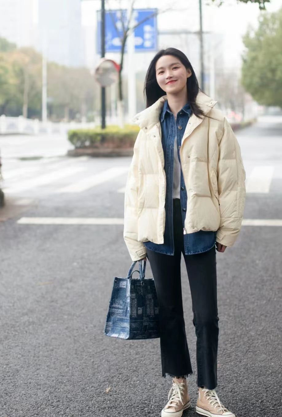 羽绒服毛衣内搭什么好穿,羽绒服敞开穿露出内搭更显层次感