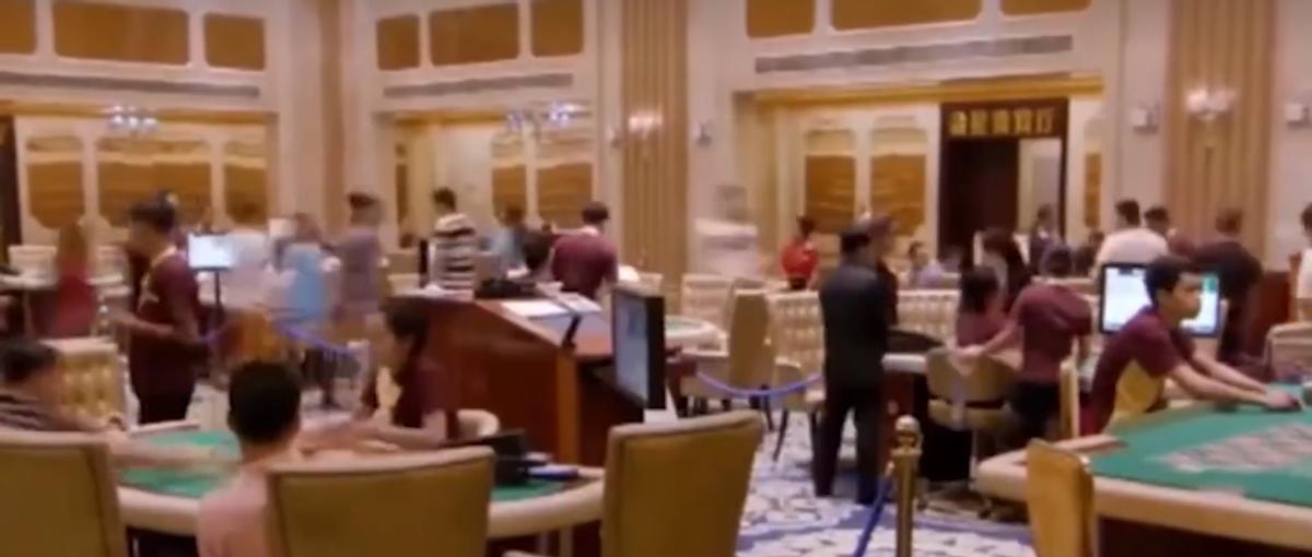 女的*光脱**拍卖，男的生拔指甲，真实的边境赌博，远比你想象的可怕