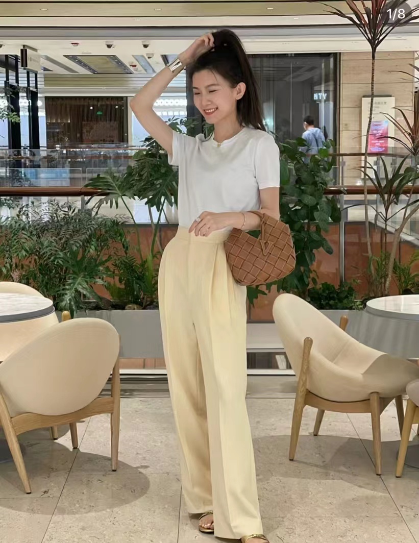 浅黄色裤子搭配什么色上衣好看,黄色裤子搭配什么颜色上衣高级感