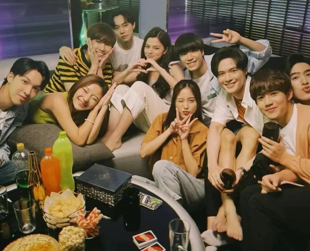 Freen和Seng恋爱了！网上曝光他们的亲热视频！