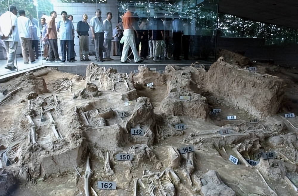 日寇为堵一孕妇肚中胎儿性别，竟扒衣破肚用*刀刺**挑出胎儿