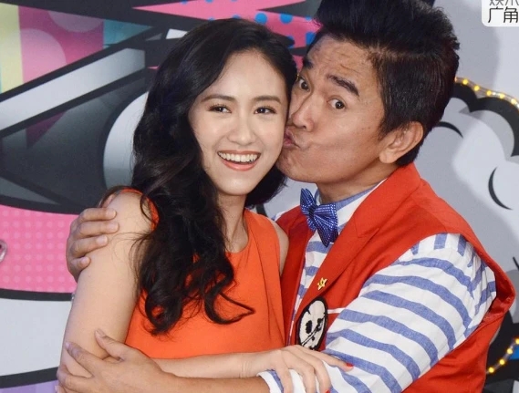 父女“嘴对嘴亲吻”不害臊，以爱的名义满足私欲的行为，该停止了