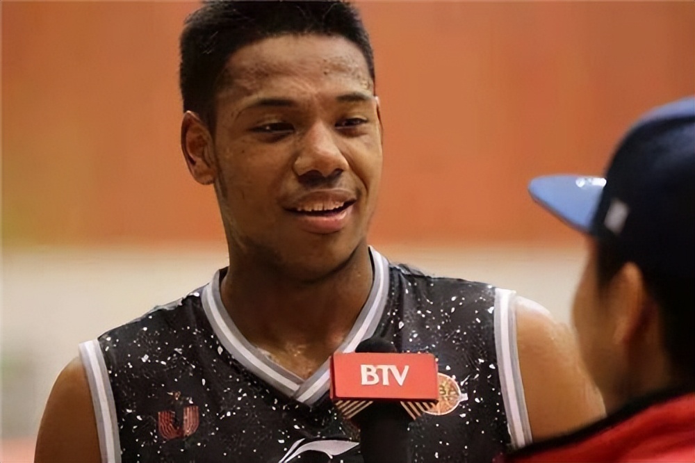 他是国家队首位黑人国手，却总被质疑，他：我是中国人，不是外援