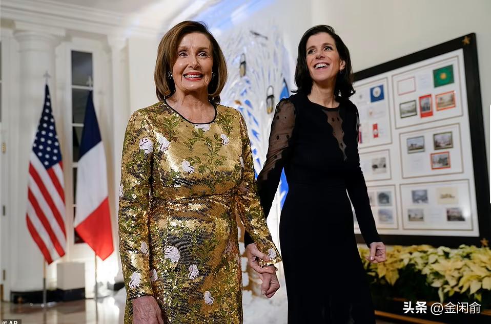 马克龙夫妇携手并肩,马克龙与妻儿出席活动