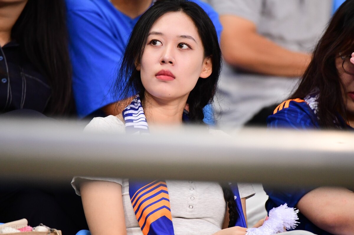 中国足球女球迷惊艳全场,足球看台漂亮的女球迷