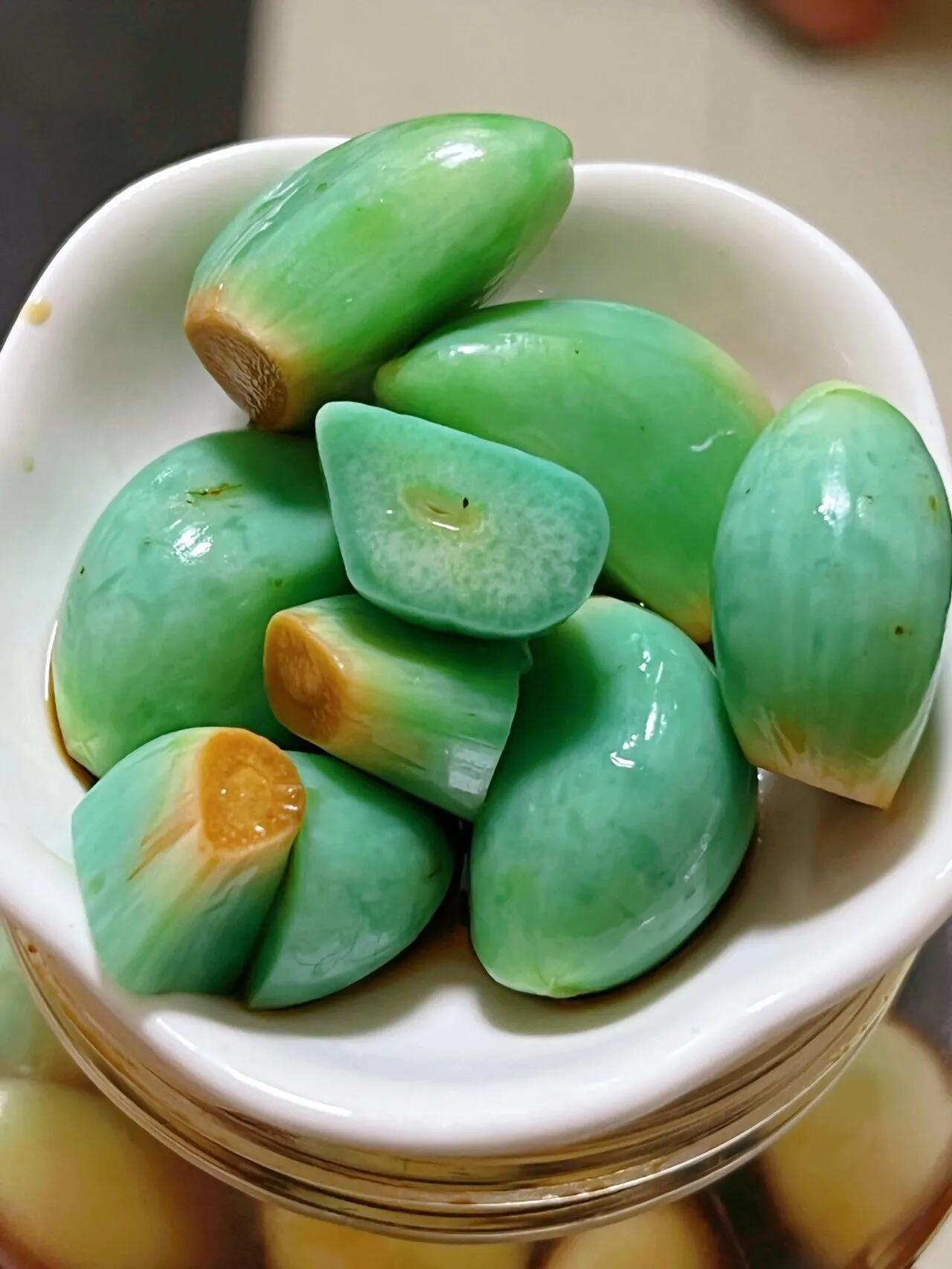 腊八蒜绿成翡翠一样还能吃吗？正宗做法步骤很简单，别再犯错了