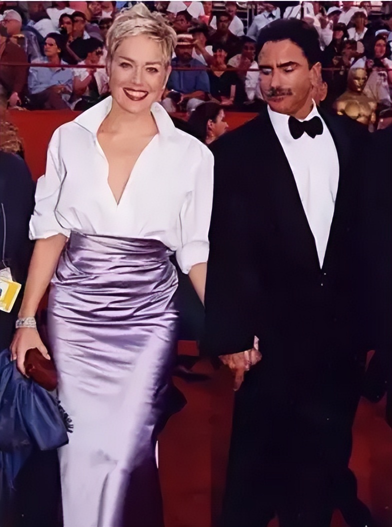 “时尚魔女”王薇薇：63岁离婚，与27岁小鲜肉热恋，她活成了女王