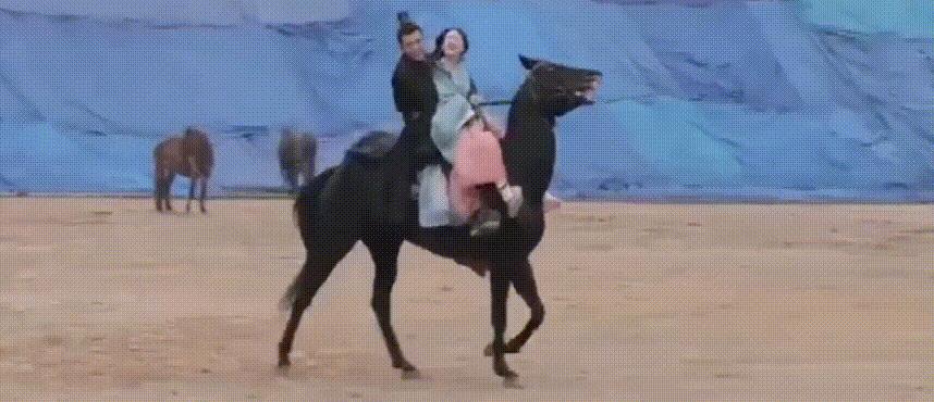 陪睡、开放伴侣、忘年恋,比大瓜更可怕的,是内娱的“猜谜毒瘤”