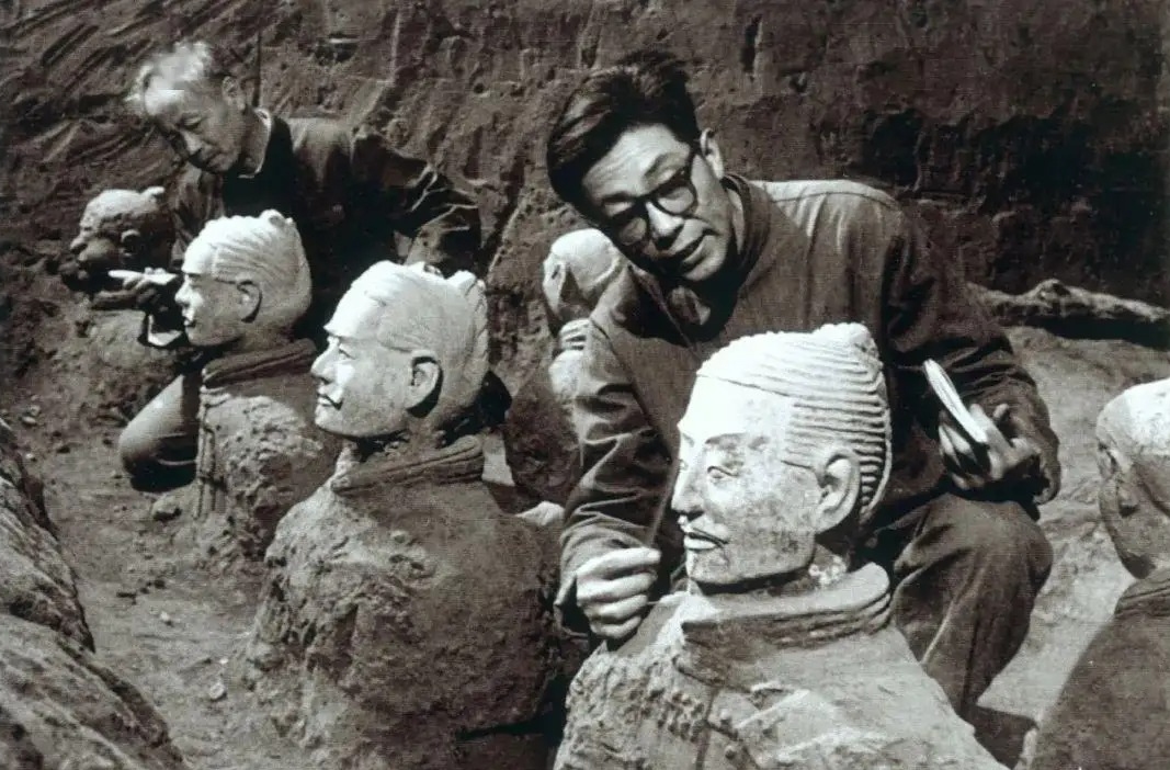 绿脸跪射俑出土时的样子,国宝级绿脸跪射俑图片