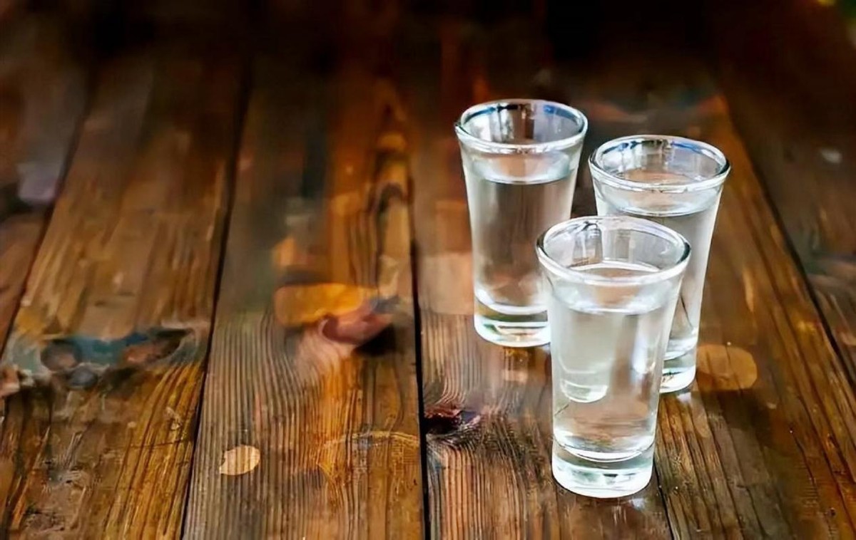 竹叶青酒可以和劲酒一块喝吗,劲酒和竹叶青河口哪个比较好