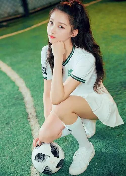 鹿晗关晓彤足球,王思聪谈关晓彤跟鹿晗