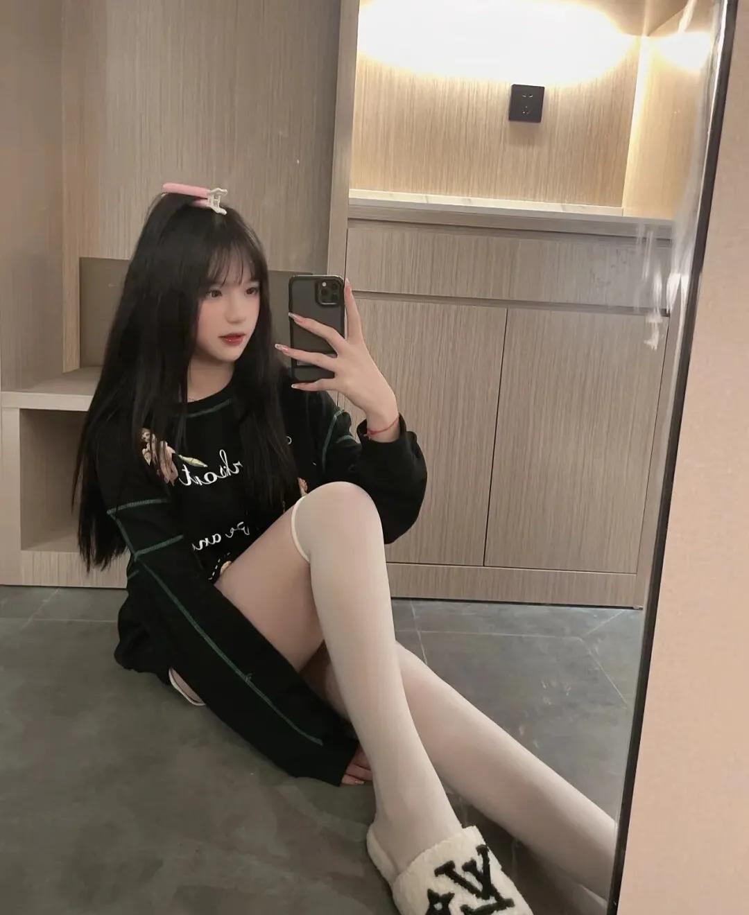 美女这*袜丝**有点紧啊