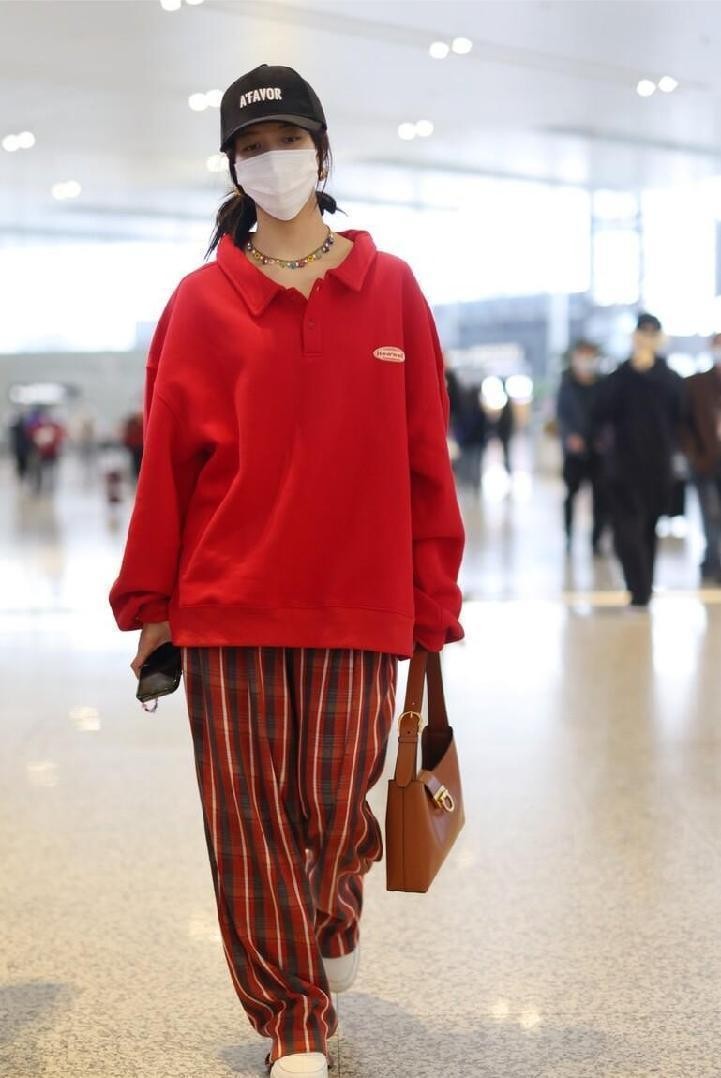 简单条纹上衣穿出时尚感,洋气显年轻的上衣搭配条纹裤