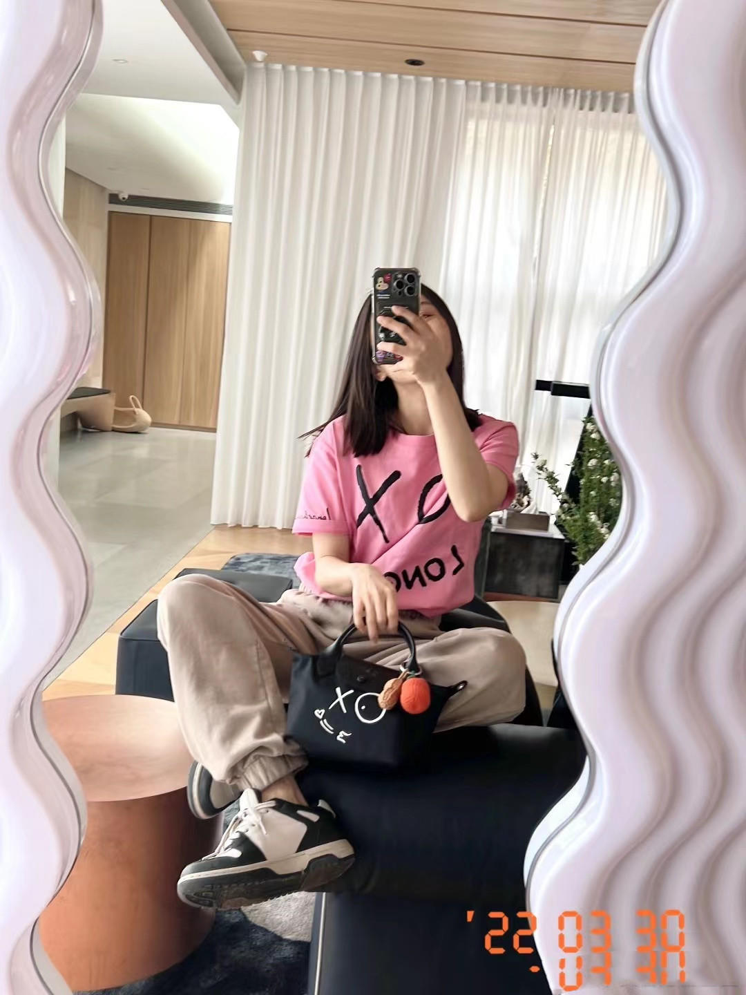 王子文牛仔裤配什么衣服,王子文杏色毛衣搭配卡其色裤子