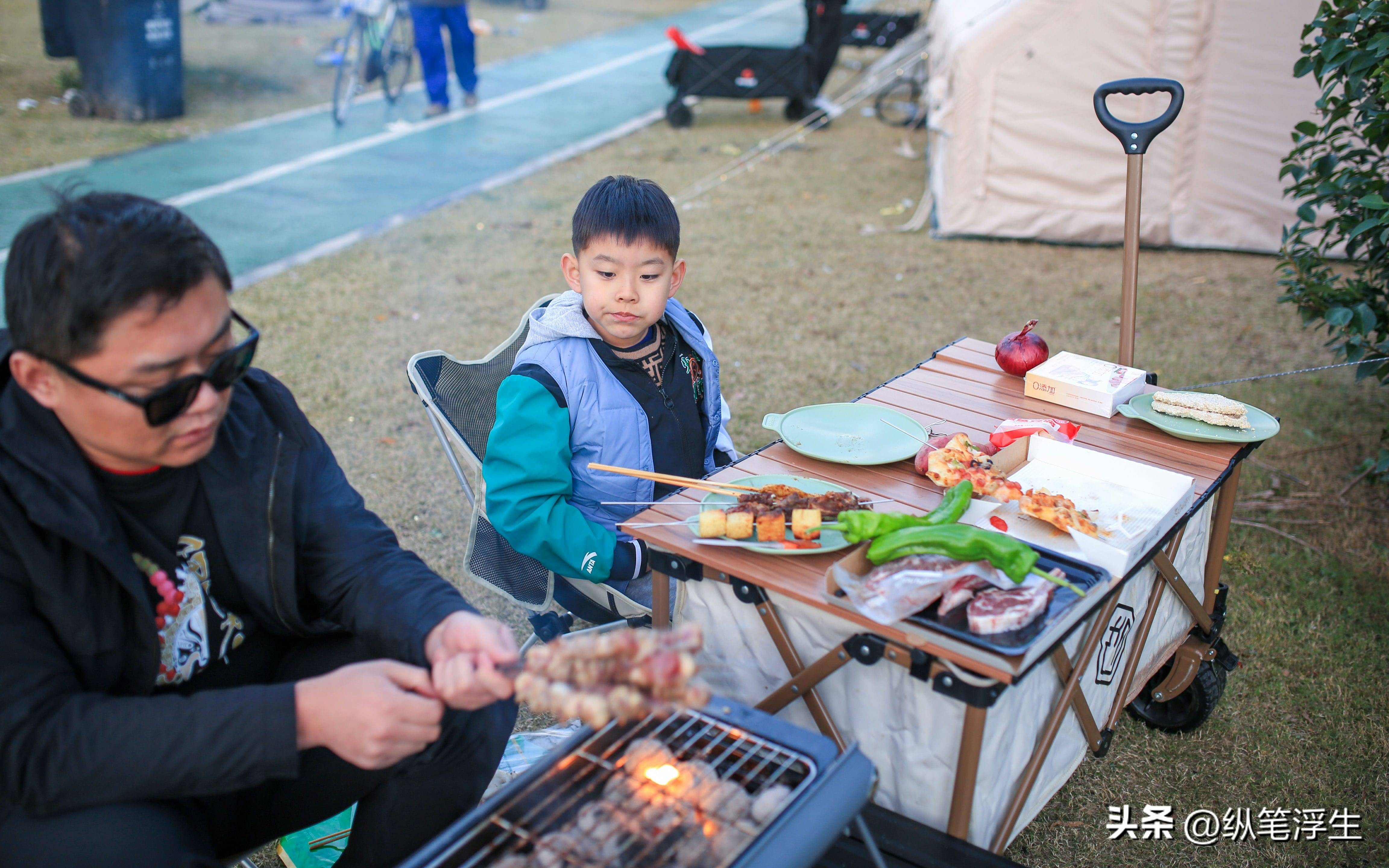 户外露营睡垫选蛋巢还是气垫,户外露营过夜买多厚的睡垫合适