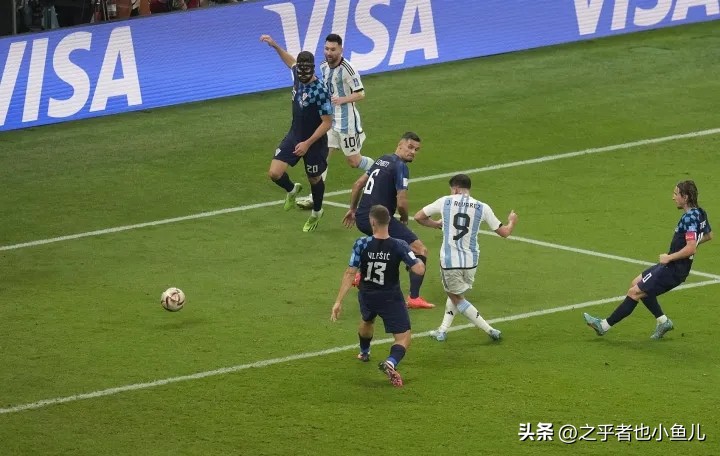 37岁的魔笛和36岁的梅西,克罗地亚魔笛和阿根廷梅西握手