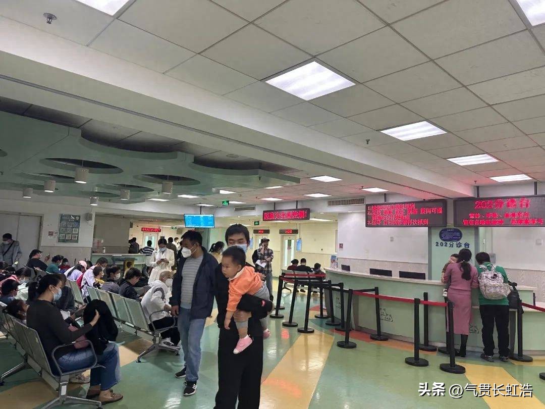 医院里挤满了发烧、咳嗽的孩子，支原体感染要来了吗？