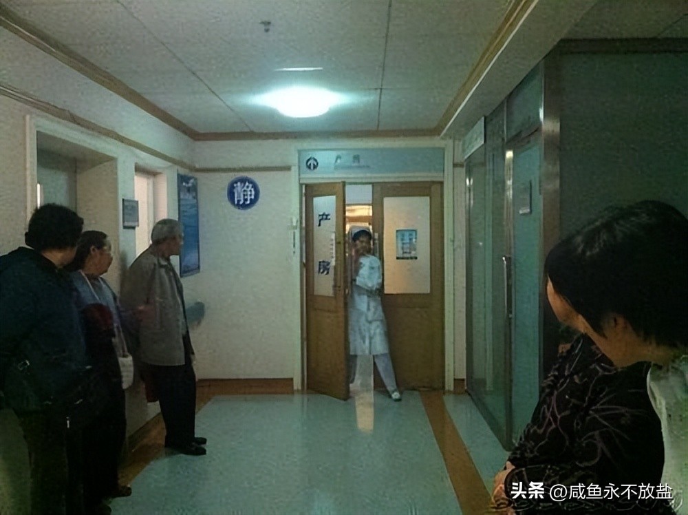 女子生下连体双胞胎后续,女子产下同母异父双胞胎完整版