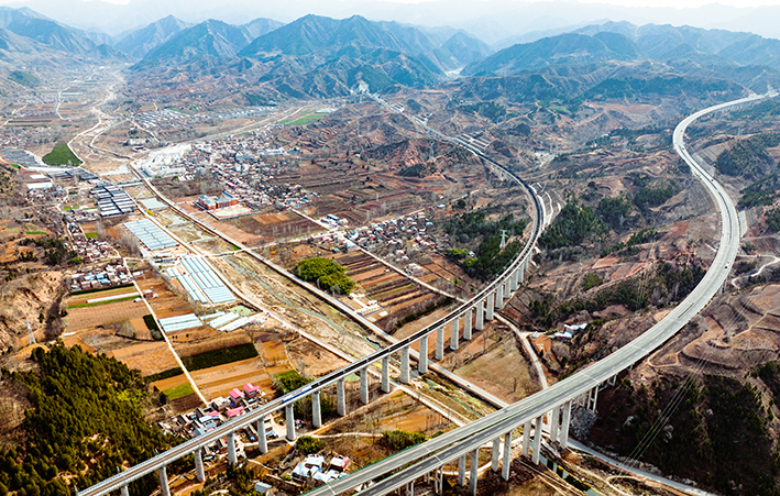 河南面积最大县山沟沟里的风景，沟壑纵横大棚多，深谷人家春日忙