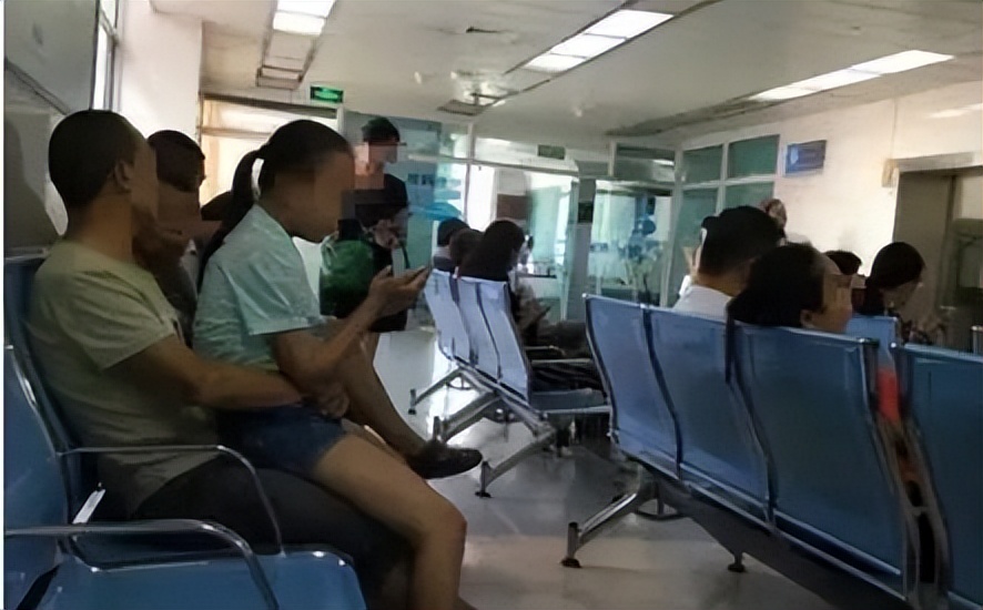 陈冠希和6岁女儿亲吻引争议，网友直呼不合适：孩子大了不能亲嘴