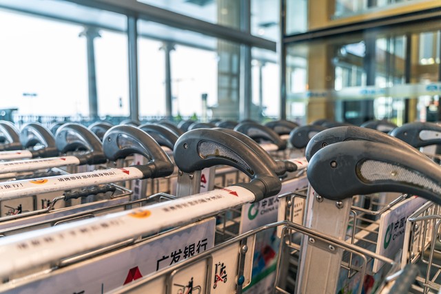 坐飞机行李托运要钱吗,飞机上托运行李要钱吗