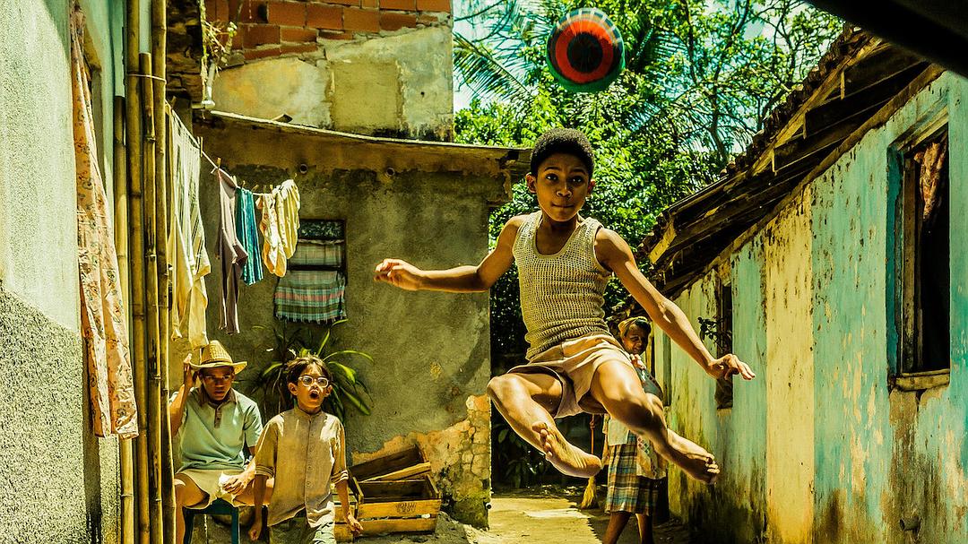 从光脚踢布条缠成的足球到成为球王，我用这部7.7分的电影缅怀他