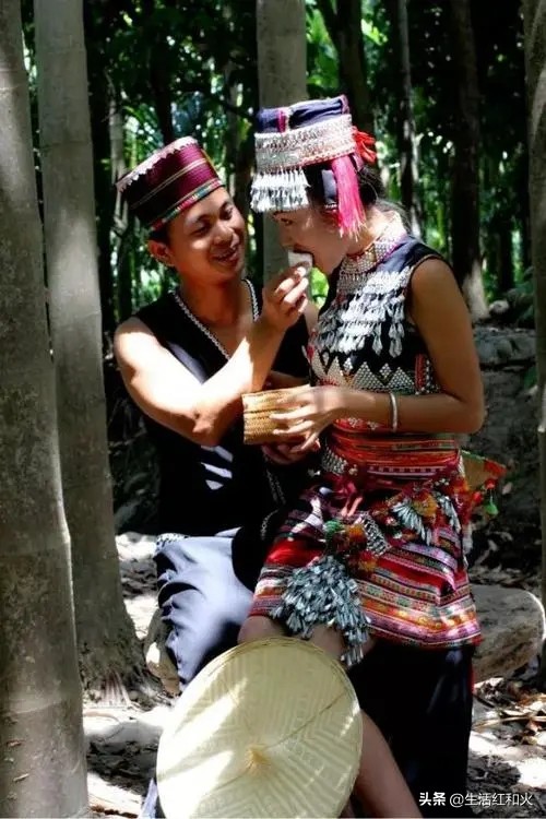 走在乡间的小路上三角梅很漂亮,走在乡间的小路上德宏傣族五重唱