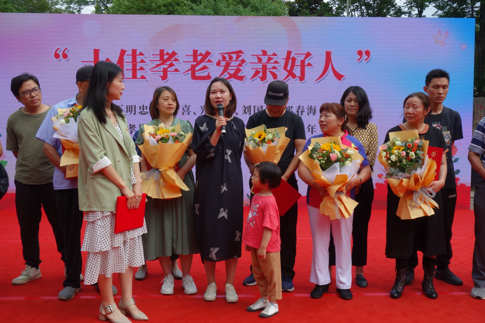 赴梅林花园社区开展主题党日活动,杨柳湖社区举办主题党日活动