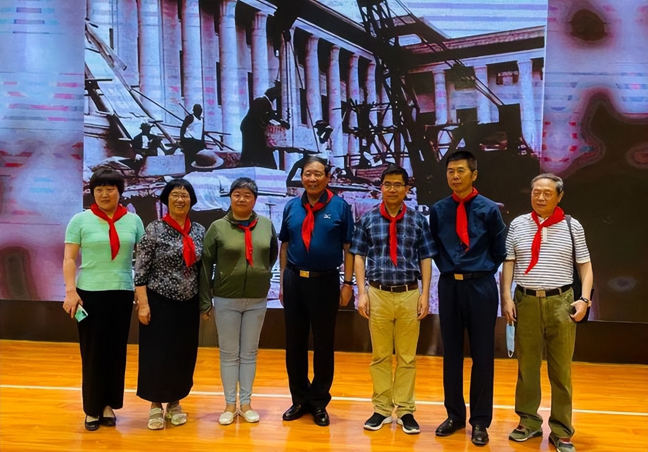 百面战旗红一团,百面战旗红