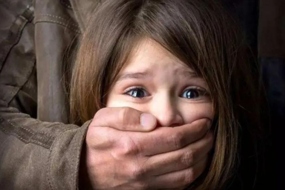 女孩发现被偷拍勇敢出击,12岁女孩被偷拍事件