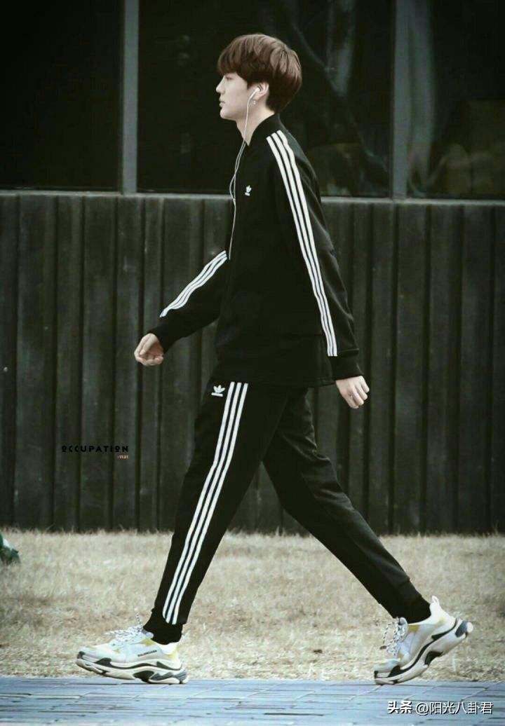 双腿细似竹竿，体型堪比纸片，内娱男星的审美真是太“畸形”了