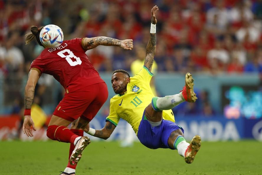 内马尔因足球带来的伤痛,内马尔不曾陨落的天才足球少年