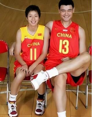 篮球巨人姚明近况,篮球队员姚明夫妻照